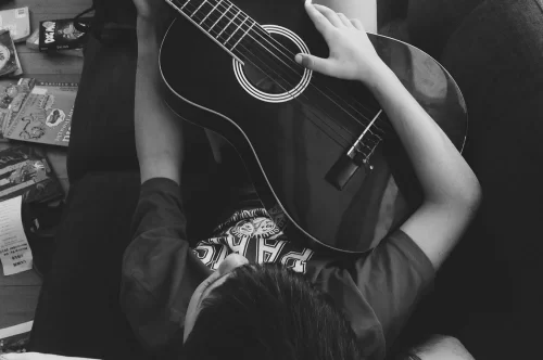 Kako pravilno namestiti gitaru kod kuće – kompletan vodič